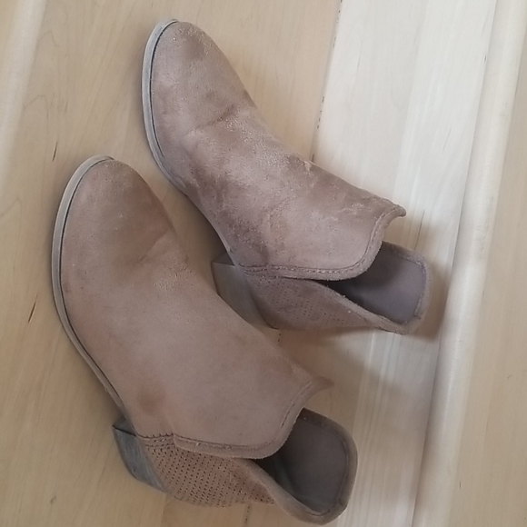 Seven7 Shoes - Soho Suede Buff Colored Booties, Size 7